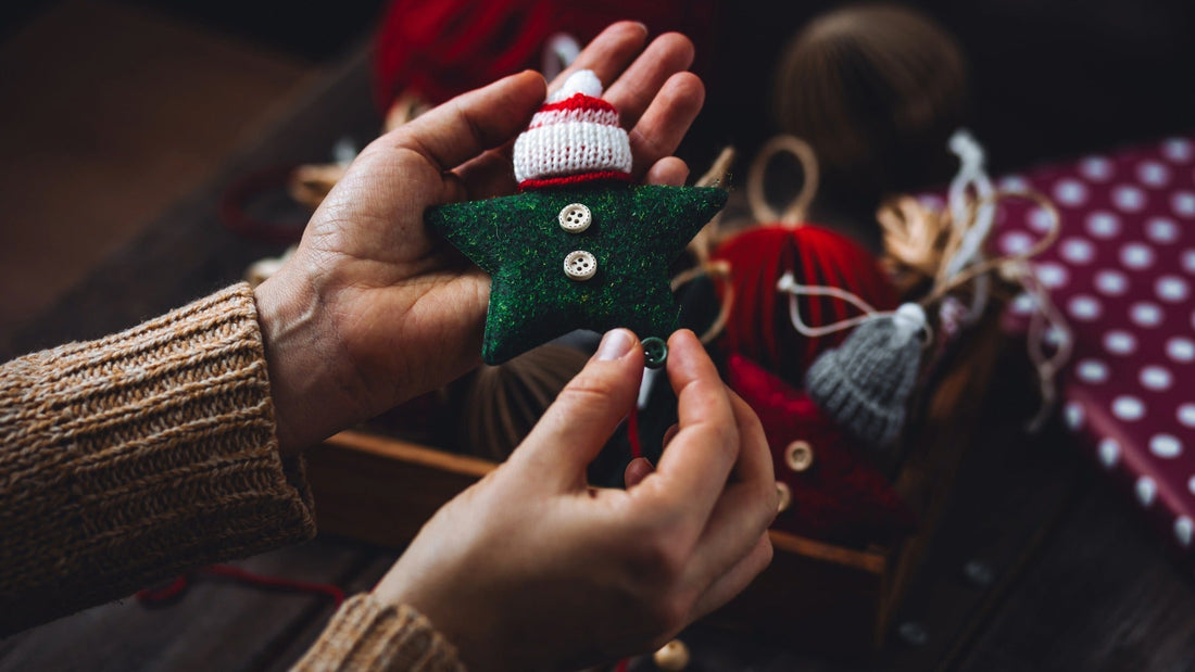 Frau hält ein selbstgemachtes weihnachtsgeschenk in der hand